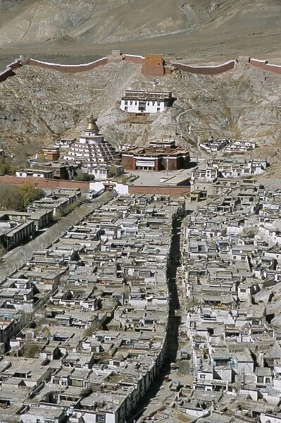 Palkhor Choide monastery and old town seen from dzong (fort), Gyantse, Tibet, China, Asia