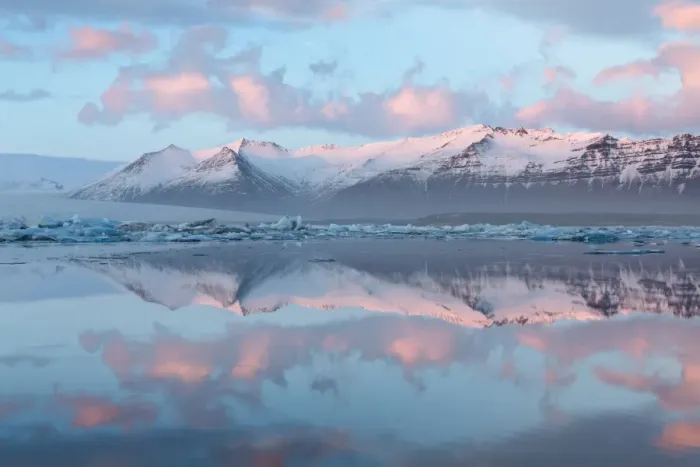 Framed Print : Panoramic view across the calm water of Jokulsarlon glacial lagoon towards snow-capped mountains and icebergs bathed in the last light of a winters afternoon, at the head of the Breidamerkurjokull Glacier on the edge of the Vatnajokull National Park, South Iceland, Iceland, Polar Regions Framed Print : Panoramic view across the calm water of Jokulsarlon glacial lagoon towards snow-capped mountains and icebergs bathed in the last light of a winters afternoon, at the head of the Breidamerkurjokull Glacier on the edge of the Vatnajokull National Park, South Iceland, Iceland, Polar Regions