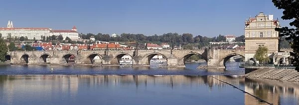 Panoramic view of the River Vltava with Charles Bridge and Castle District with Royal Palace, UNESCO World Heritage Site, Prague, Bohemia, Czech Republic, Europe