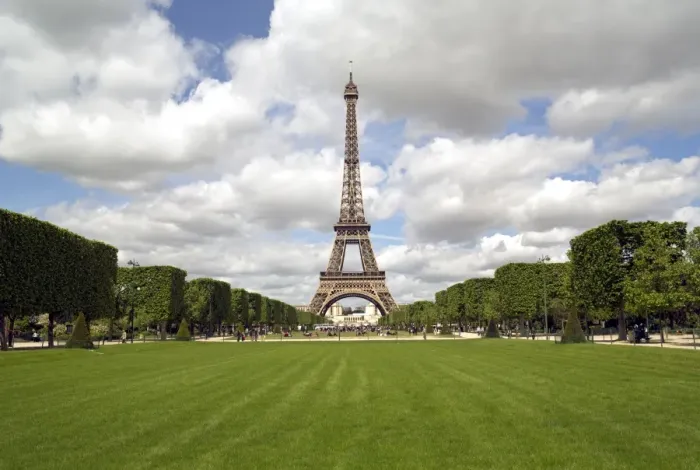 Framed Print : Parc du Champ de Mars, Eiffel Tower, Paris, France, Europe Framed Print : Parc du Champ de Mars, Eiffel Tower, Paris, France, Europe