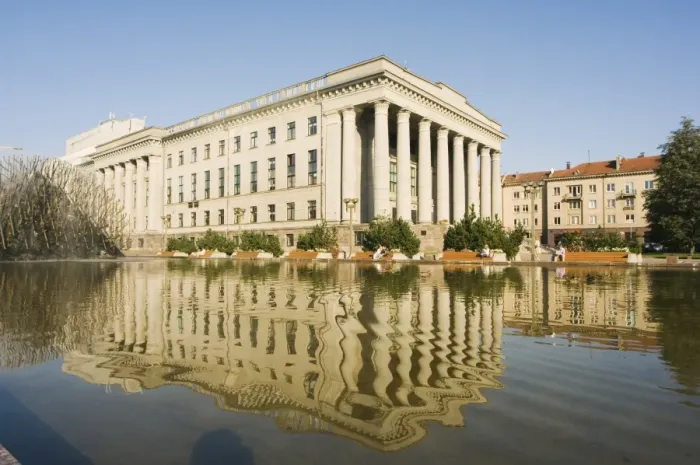Framed Print : Parliament building with reflection in water Framed Print : Parliament building with reflection in water