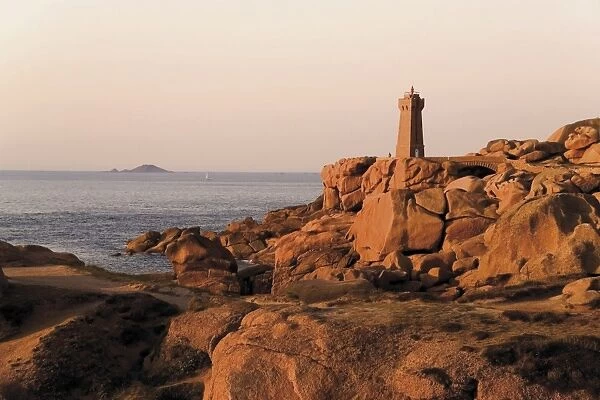 Pars-kamor lighthouse, Ploumanach, Breton Corniche, Cote de Granit Rose