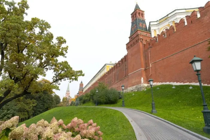 Framed Print : Path outside the walls of the Kremlinin in Alexandrovsky Gardens, Moscow, Russia, Europe Framed Print : Path outside the walls of the Kremlinin in Alexandrovsky Gardens, Moscow, Russia, Europe