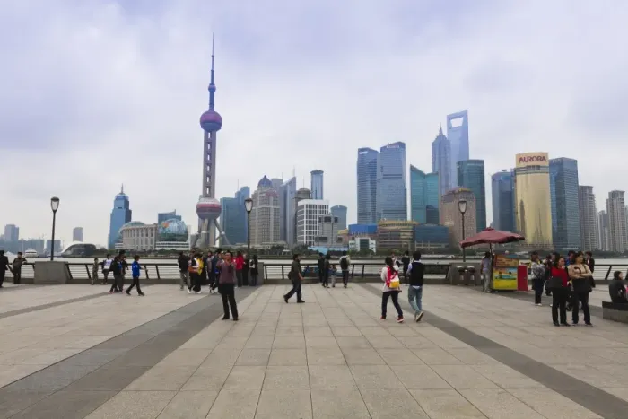Framed Print : Pedestrians and tourists on the Bund, the futuristic skyline of Pudong across the Huangpu River beyond, Shanghai, China, Asia Framed Print : Pedestrians and tourists on the Bund, the futuristic skyline of Pudong across the Huangpu River beyond, Shanghai, China, Asia