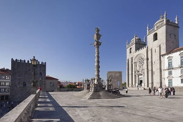 Pelourinho Column, Se Cathedral, Porto (Oporto), Portugal, Europe