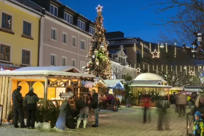Framed Print : People at Christmas market, Haupt Square, Schladming, Steiemark, Austria, Europe Framed Print : People at Christmas market, Haupt Square, Schladming, Steiemark, Austria, Europe