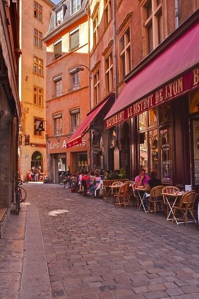 People enjoying the restaurants of Vieux Lyon, Lyon, Rhone, Rhone-Alpes, France, Europe