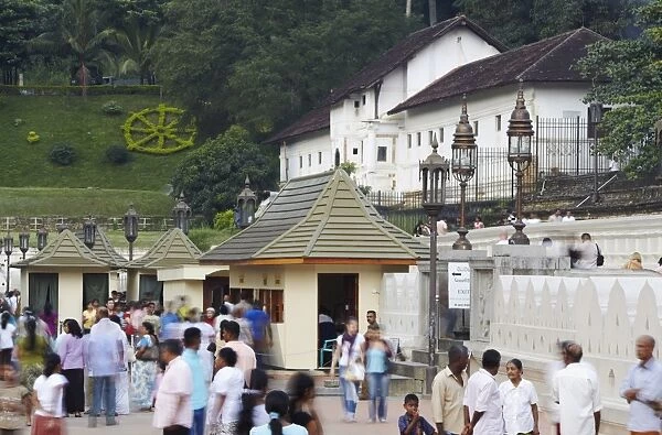 People outside Temple of the Tooth (Sri Dalada Maligawa), UNESCO World Heritage Site