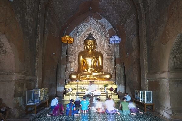 People praying, Htilominlo Pahto temple, Bagan (Pagan), Myanmar (Burma), Asia