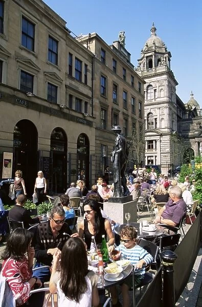 People sitting at an outdoor cafe in Glasgow city centre