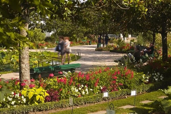 People walking through the Jardins Botanique (Botanical Gardens), Tours, Indre et Loire, Centre, France, Europe