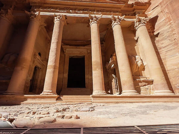 The Petra Treasury (Al-Khazneh), Petra Archaeological Park, UNESCO World Heritage Site, one of the New Seven Wonders of the World, Petra, Jordan, Middle East
