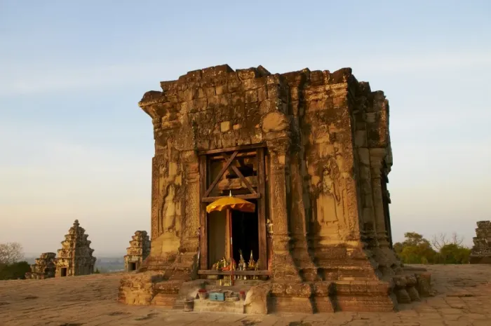 Framed Print : Phnom Bakheng temple at sunset, Angkor, UNESCO World Heritage Site, Siem Reap Framed Print : Phnom Bakheng temple at sunset, Angkor, UNESCO World Heritage Site, Siem Reap