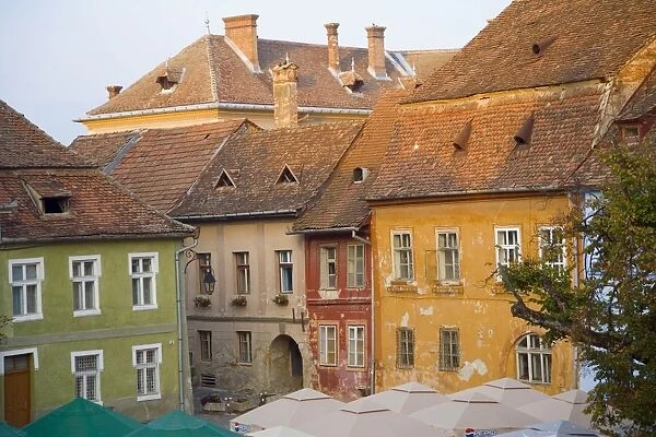 Piata Cetatii, central square in the medieval citadel, surrounded by cobbled streets lined with 16th century burgher houses, Sighisoara, UNESCO World Heritage Site, Transylvania