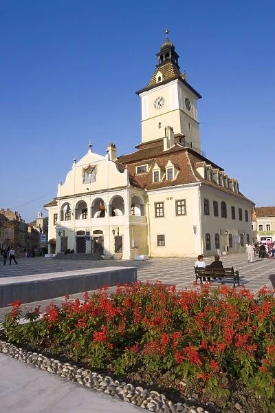 Piata Sfatului, the centre of medieval Brasov, the Council House (Casa Sfatului) dating from 1420 topped by a Trumpeters Tower, the old city hall now houses the Brasov Historical Museum, Brasov, Transylvania
