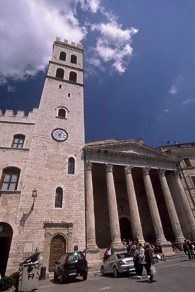 Piazza del Comune (Foro Romano) and Tiempo di Minerva on right