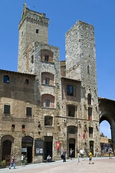 Piazza della Cisterna, San Gimignano, UNESCO World Heritage Site, Tuscany, Italy, Europe