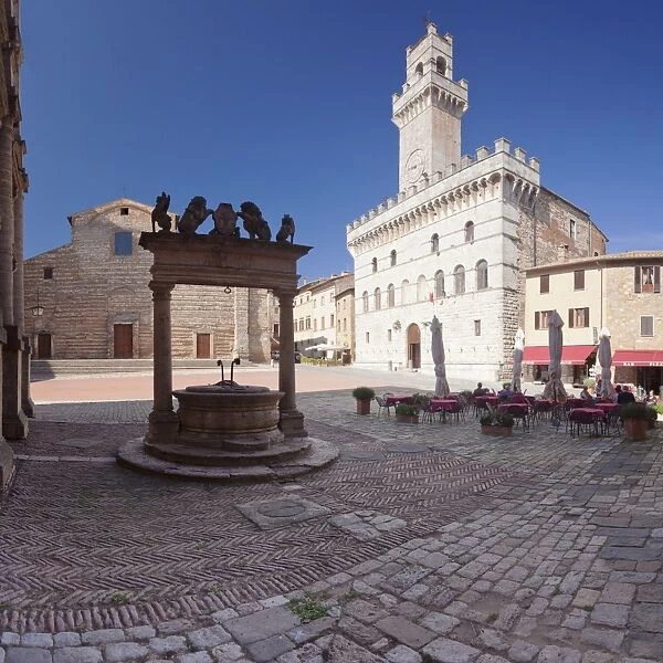 Piazza Grande Square and Palazzo Contuzzi, street cafe, Montepulciano, Siena Province
