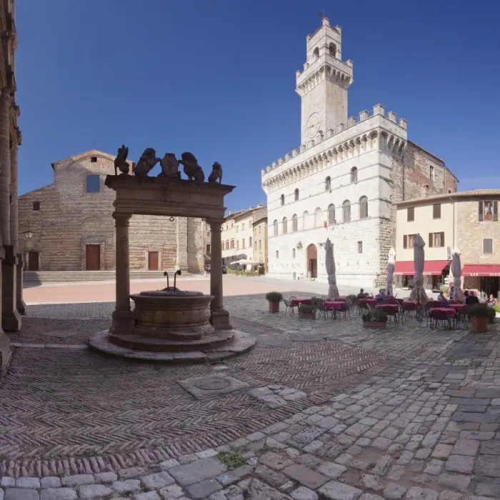Framed Print : Piazza Grande Square and Palazzo Contuzzi, street cafe, Montepulciano, Siena Province Framed Print : Piazza Grande Square and Palazzo Contuzzi, street cafe, Montepulciano, Siena Province