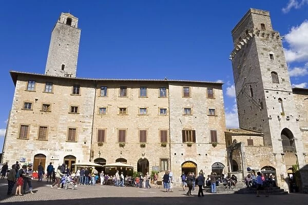 Piazza in San Gimignano, UNESCO World Heritage Site, Tuscany, Italy, Europe
