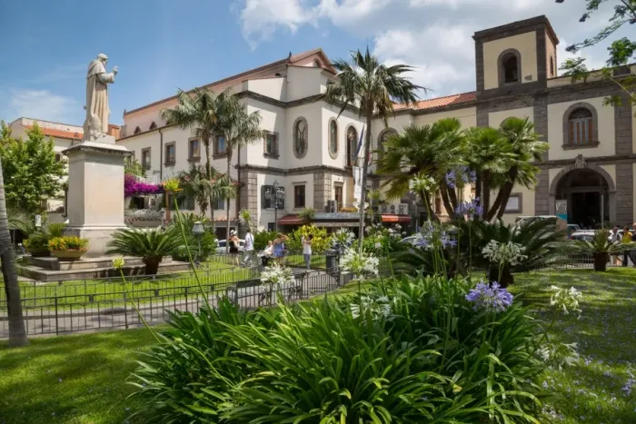 Framed Print : Piazza Sant Antonino, Sorrento, Costiera Amalfitana (Amalfi Coast), UNESCO World Heritage Site
