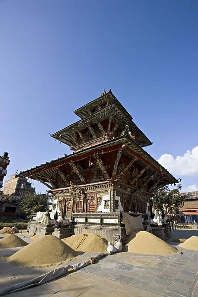 Piles of grain in front of the triple roofed pagoda