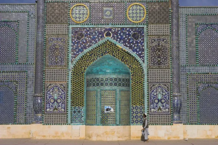 Framed Print : Pilgrim at the Shrine of Hazrat Ali, Mazar-i-Sharif, Balkh, Afghanistan, Asia
