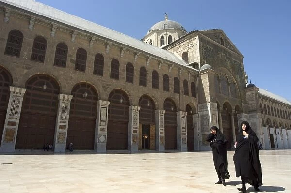Pilgrims at Umayyad Mosque