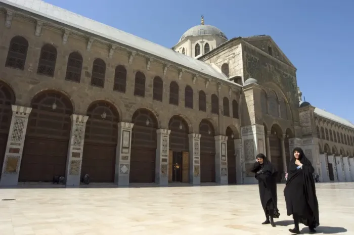 Framed Print : Pilgrims at Umayyad Mosque Framed Print : Pilgrims at Umayyad Mosque