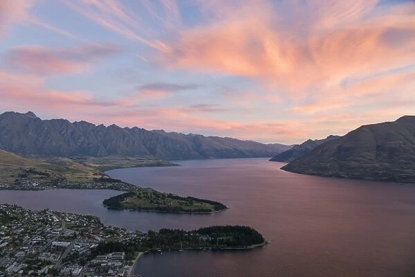 Pink clouds over Lake Wakatipu and the Remarkables, dusk, Queenstown, Queenstown-Lakes district