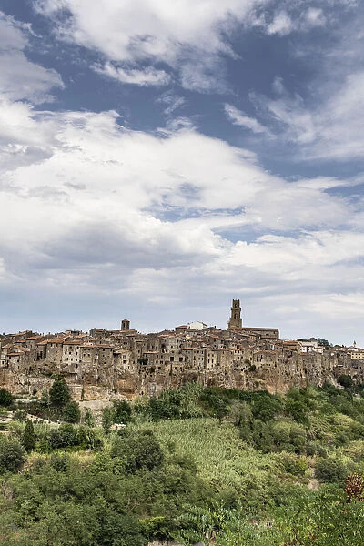 Pitigliano, Etruscan hilltop town perched on tufa rocks, province of Grosseto, Tuscany