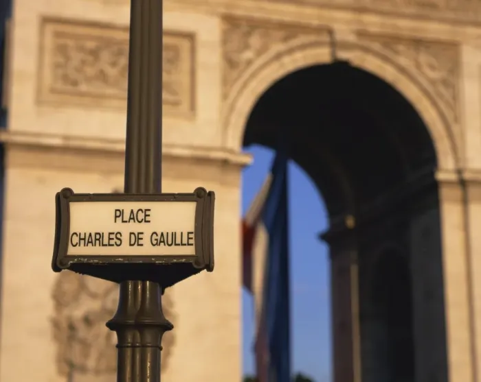 Framed Print : Place Charles de Gaulle street sign and the Arc de Triomphe, Paris, France, Europe