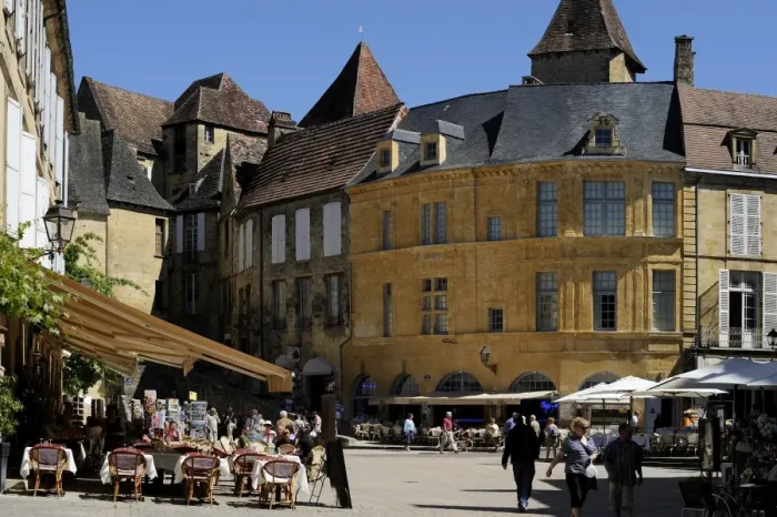 Framed Print : Place de la Liberte in the old town, Sarlat, Dordogne, France, Europe Framed Print : Place de la Liberte in the old town, Sarlat, Dordogne, France, Europe