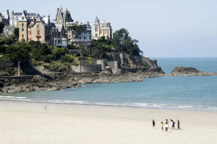Framed Print : Plage de l Ecluse (Ecluse Beach) and typical villas, Dinard, Brittany, France, Europe Framed Print : Plage de l Ecluse (Ecluse Beach) and typical villas, Dinard, Brittany, France, Europe