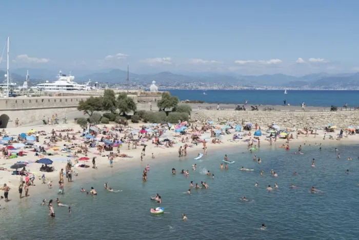 Framed Print : Plage de la Gravette, Antibes, Alpes-Maritimes, Cote d Azur, Provence, French Riviera Framed Print : Plage de la Gravette, Antibes, Alpes-Maritimes, Cote d Azur, Provence, French Riviera