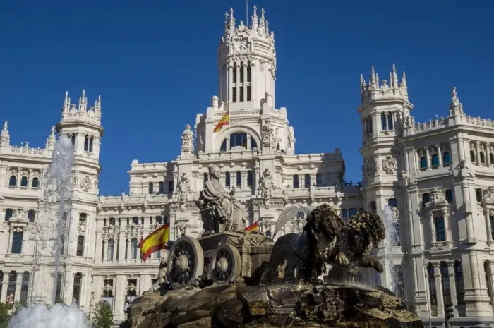 Framed Print : Plaza de Cibeles Palace (Palacio de Comunicaciones) and fountain, Plaza de Cibeles Framed Print : Plaza de Cibeles Palace (Palacio de Comunicaciones) and fountain, Plaza de Cibeles