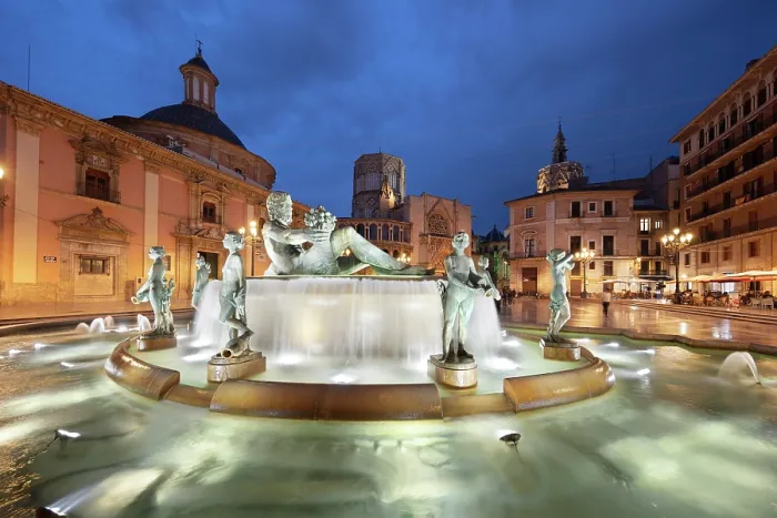 Framed Print : Plaza de la Virgen and the Turia fountain and cathedral in the old town lit up at night, Valencia, Spain, Europe Framed Print : Plaza de la Virgen and the Turia fountain and cathedral in the old town lit up at night, Valencia, Spain, Europe