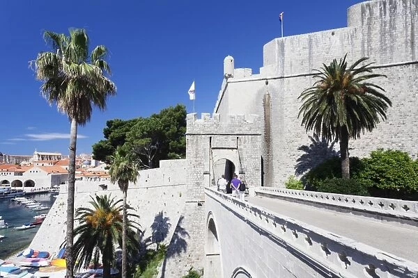 Ploce Gate and Fort Revelin, Old Town, UNESCO World Heritage Site, Dubrovnik, Dalmatia, Croatia, Europe