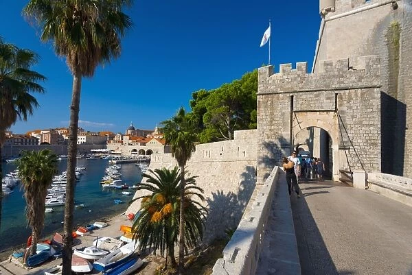 Ploce Gate in Old Town Walls and Harbour, Old Town, UNESCO World Heritage Site, Dubrovnik, Dalmatia, Croatia, Europe
