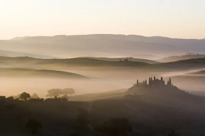 Framed Print : Podere Belvedere and misty hills at sunrise, Val d Orcia, San Quirico d Orcia, UNESCO