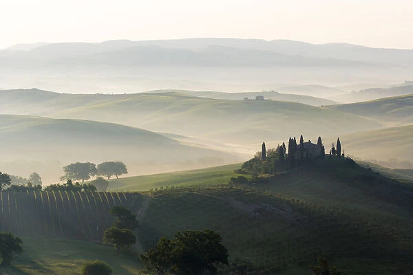 Podere Belvedere and misty hills at sunrise, Val d Orcia, San Quirico d Orcia, UNESCO