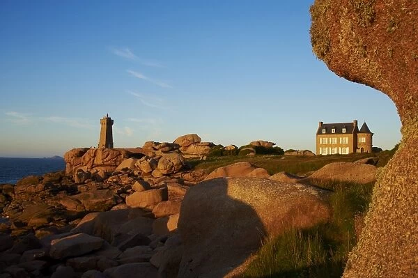 Pointe de Squewel and Mean Ruz Lighthouse, littoral house, Men Ruz, Ploumanach, Cote de Granit Rose, Cotes d Armor, Brittany, France, Europe