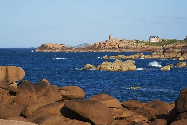 Pointe de Squewel and Mean Ruz Lighthouse, Men Ruz, littoral house, Ploumanach, Cote de Granit Rose, Cotes d Armor, Brittany, France, Europe