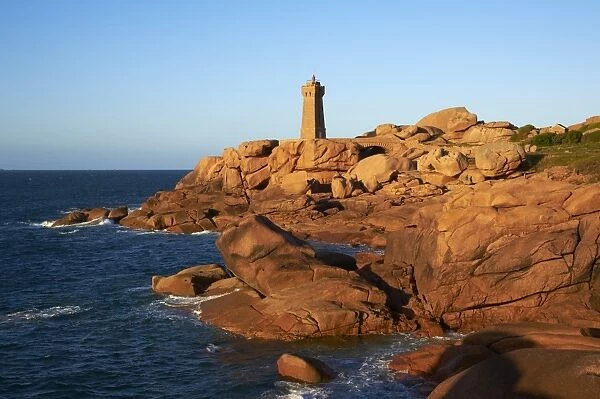 Pointe de Squewel and Mean Ruz Lighthouse, Men Ruz, Ploumanach, Cote de Granit Rose, Cotes d Armor, Brittany, France, Europe