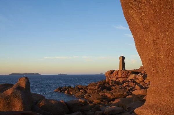 Pointe de Squewel and Mean Ruz Lighthouse, Men Ruz, Ploumanach, Cote de Granit Rose, Cotes d Armor, Brittany, France, Europe
