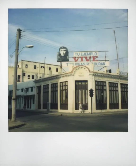 Framed Print : Polaroid of mural of Che Guevara on rooftop, Parc Central, Cienfuegos, Cuba Framed Print : Polaroid of mural of Che Guevara on rooftop, Parc Central, Cienfuegos, Cuba