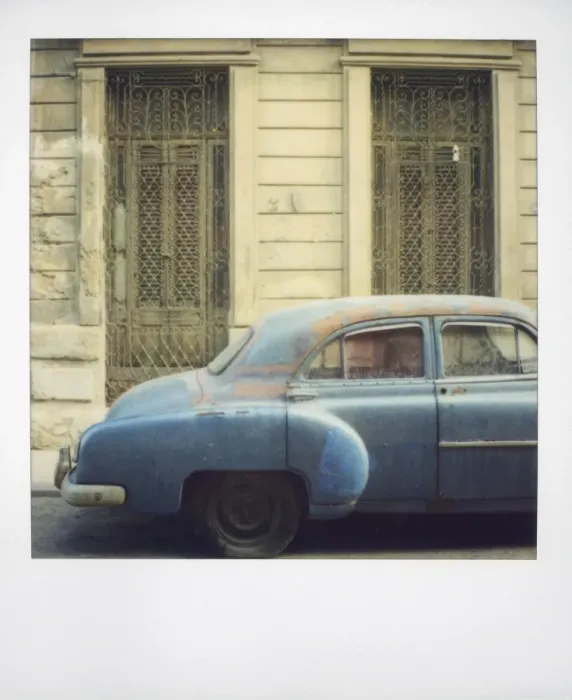 Framed Print : Polaroid of old blue American car covered in dust, Havana, Cuba, West Indies Framed Print : Polaroid of old blue American car covered in dust, Havana, Cuba, West Indies