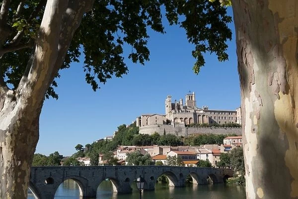 Pont Vieux over the River Orb with St. Nazaire Cathedral in Beziers, Languedoc-Roussillon