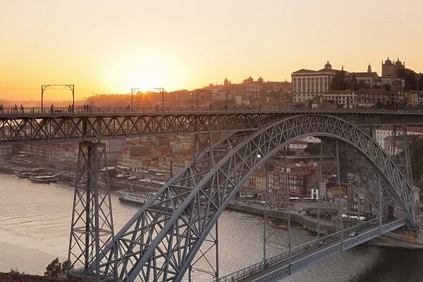 Ponte Dom Luis I Bridge at sunset, Ribeira District, UNESCO World Heritage Site, Porto (Oporto)