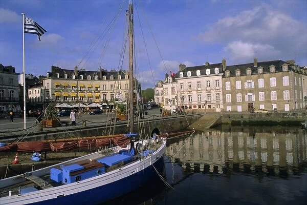 Port area, town of Vannes, Golfe du Morbihan (Gulf of Morbihan), Brittany, France, Europe